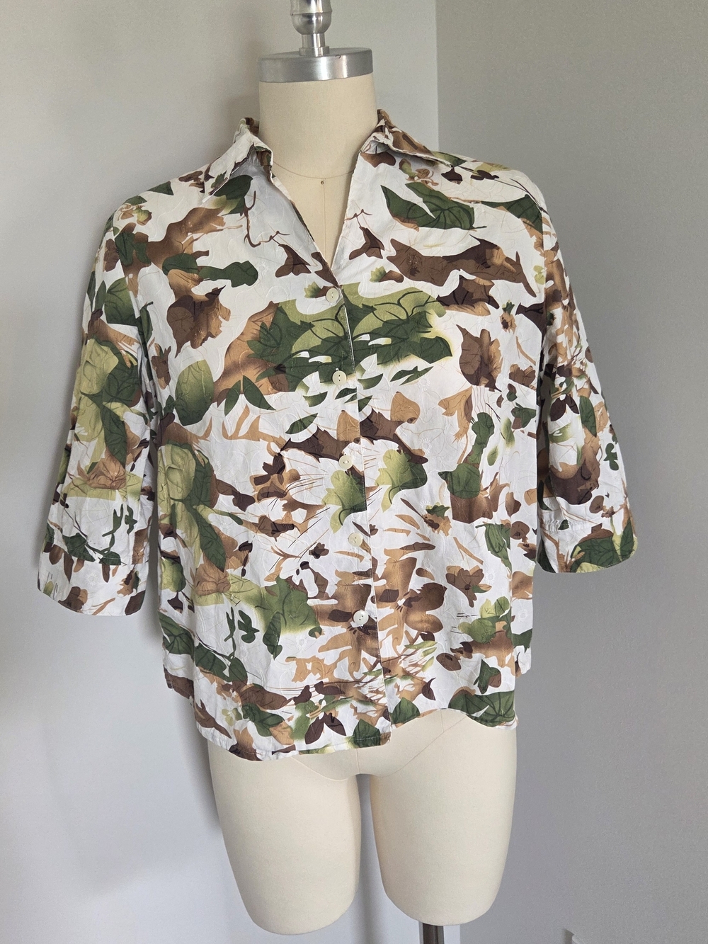 Size Medium ALIA White Button-Down Top with Green & Brown Leaf Print